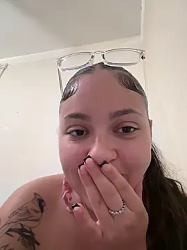 babykalirose online show from October 29, 4:50 am