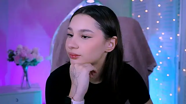 KimClarks  online show from November 18, 1:01 pm