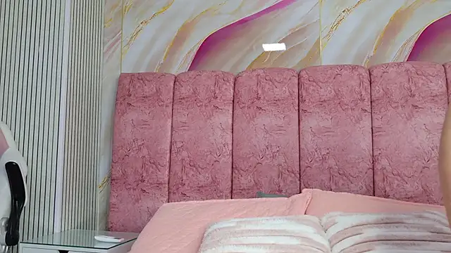 emmacurvy online show from April 21, 3:02 am