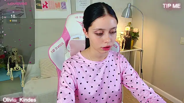 Olivia Kindes online show from October 22, 5:07 pm