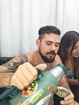 parejajuguetona420 online show from April 22, 3:58 am