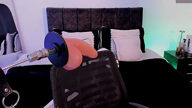 Taylormaxwell online show from December 4, 9:48 pm