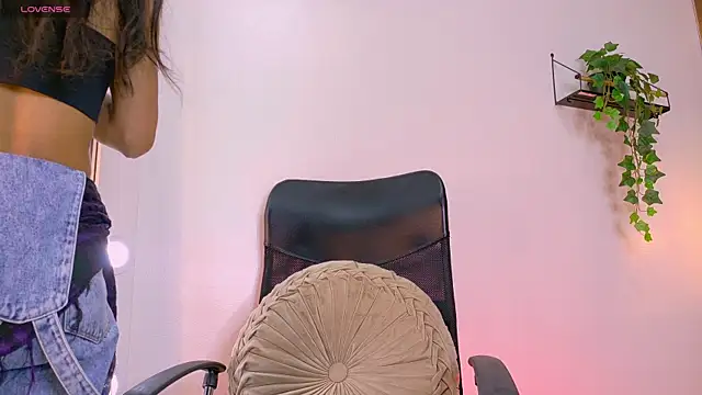 TiffValentinee  online show from October 31, 6:01 pm