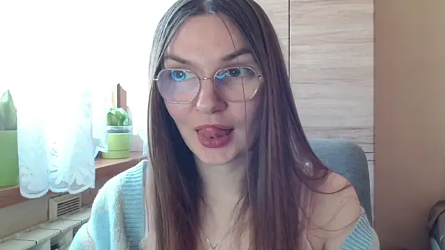 LooveELLYx online show from April 11, 7:45 am