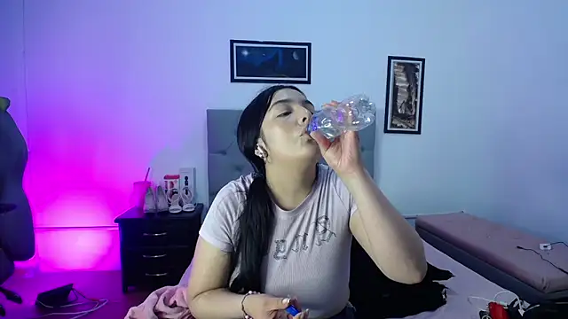 Esmeraldaa- online show from October 24, 4:30 am