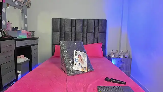 Esmeraldaa- online show from November 22, 6:05 am