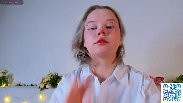 girlllsooft online show from November 1, 1:21 am