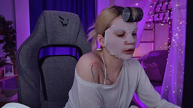 AuroraWrenfield online show from March 25, 2:28 am