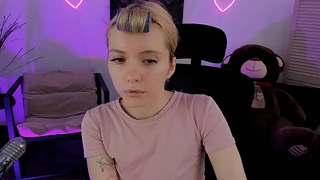 AuroraWrenfield online show from March 16, 4:15 am