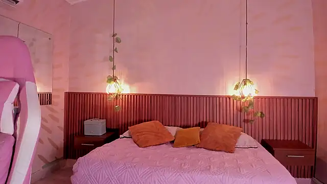 daphne courtis online show from March 8, 3:10 am