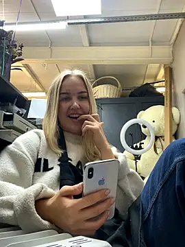 Snapshot of CandyVice chatting on October 16, 4:53 pm CandyVice online show from October 16, 4:53 pm