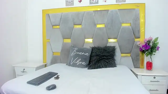 AliyahBrowns online show from April 8, 8:00 pm