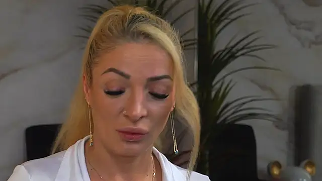 Izabellle02 online show from April 8, 3:30 am