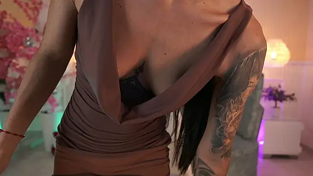 NicoleCrawft online show from December 15, 9:20 pm