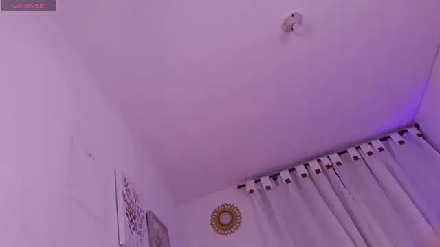 ZoeRuiiz online show from October 26, 3:57 am