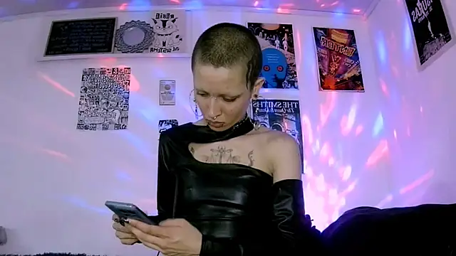 plutonbluemooon333 online show from June 16, 11:17 pm