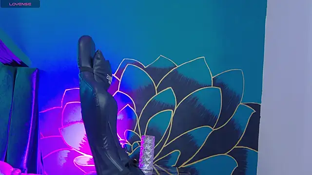 RavennMoonn online show from March 4, 1:39 pm