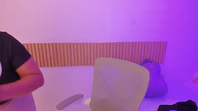 OliviaSweett online show from April 6, 7:04 pm