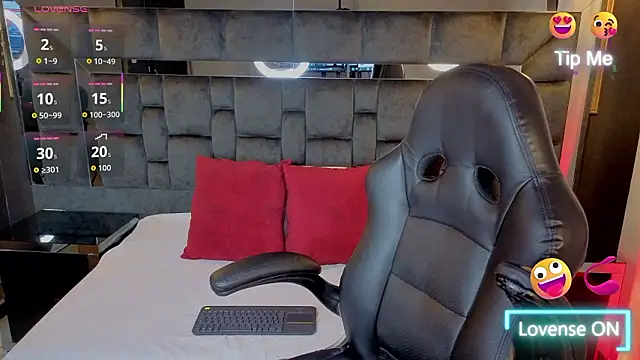 Aniajoness  online show from March 4, 3:57 am