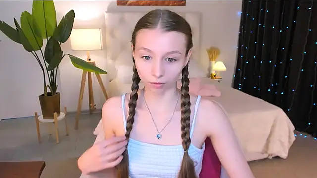 JulieDaniel online show from April 15, 9:10 am