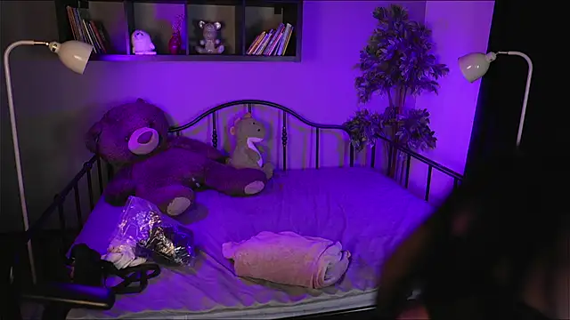 Emma and Issac online show from March 8, 2:04 am