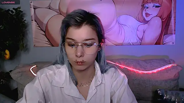 SophieAsh online show from October 5, 8:30 am