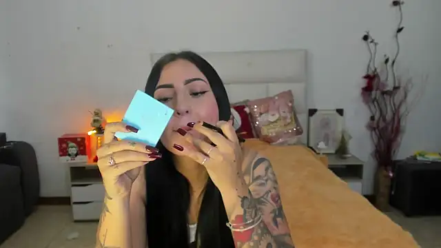 hannahdvil1 online show from December 4, 5:24 pm