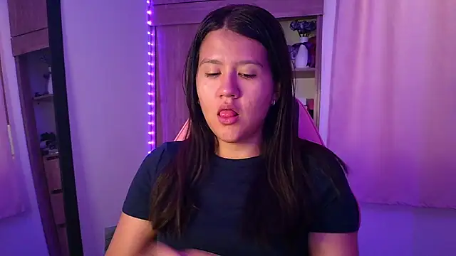 Oliviawatson1 online show from April 13, 12:39 pm