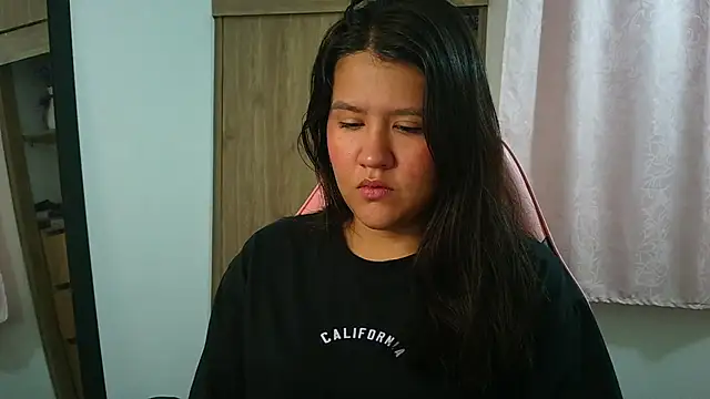 Oliviawatson1 online show from March 10, 12:20 pm