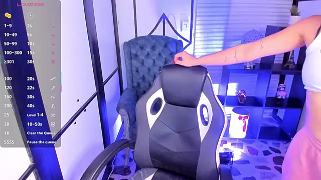 NahomiRichards  online show from November 28, 9:01 am