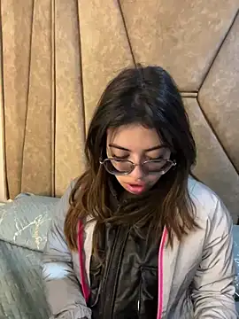 Isabela Colins online show from September 12, 12:45 pm