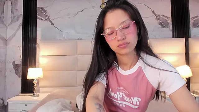 Sophie Calloway online show from December 19, 8:45 pm