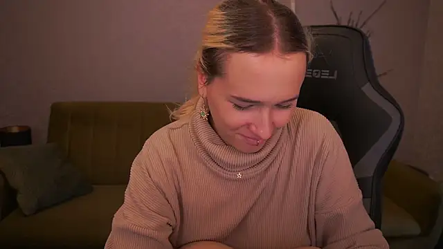 LilElfie online show from October 12, 1:46 pm