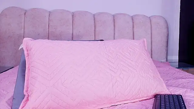 valecastro  online show from December 1, 7:16 pm