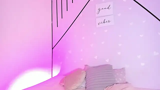 MiahCornell  online show from March 19, 8:35 pm