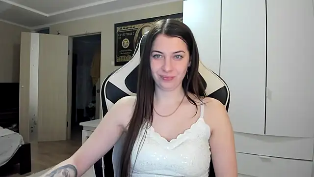 EmiLovsi online show from February 3, 8:34 pm