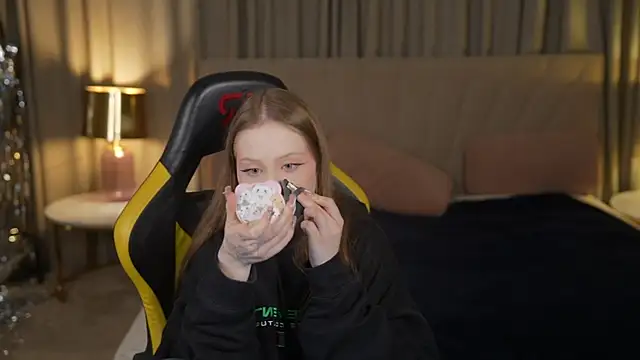 Esmie Smile online show from September 19, 10:31 pm