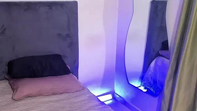 saramikaelson online show from January 13, 3:34 am