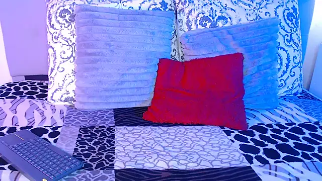 pocahontamoon online show from April 16, 9:39 pm