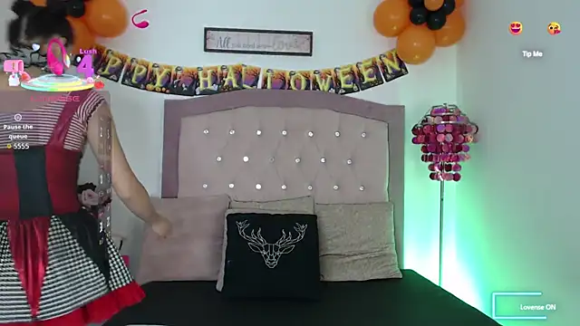 Snapshot of AmelieAndAce chatting on October 9, 1:15 pm AmelieAndAce online show from October 9, 1:15 pm