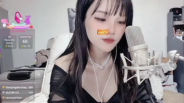twlilybae online show from April 1, 1:41 pm