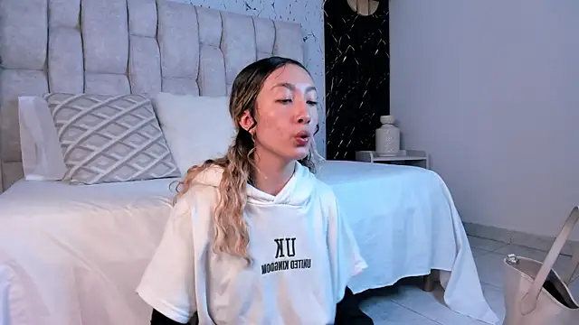 LauMiller online show from September 25, 8:50 pm