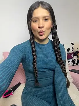 Emilyybennet  online show from October 17, 10:35 pm