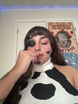 CharmingMaddie online show from October 1, 7:30 pm