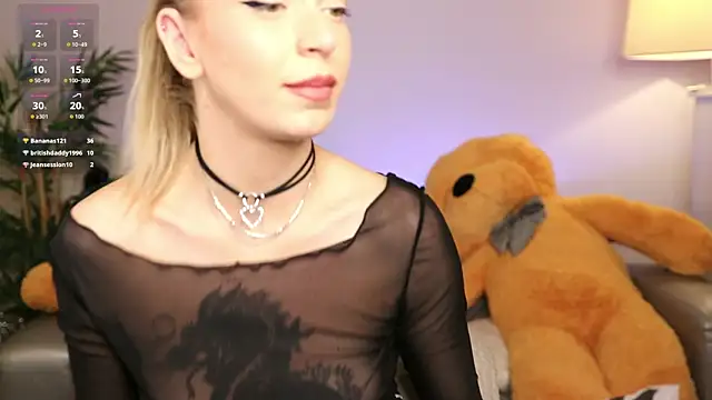 NovaHollisx online show from December 18, 9:25 am