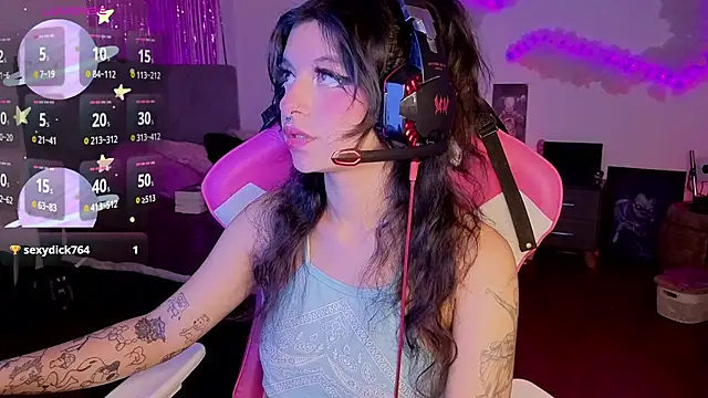 larah uwu online show from April 4, 8:29 pm