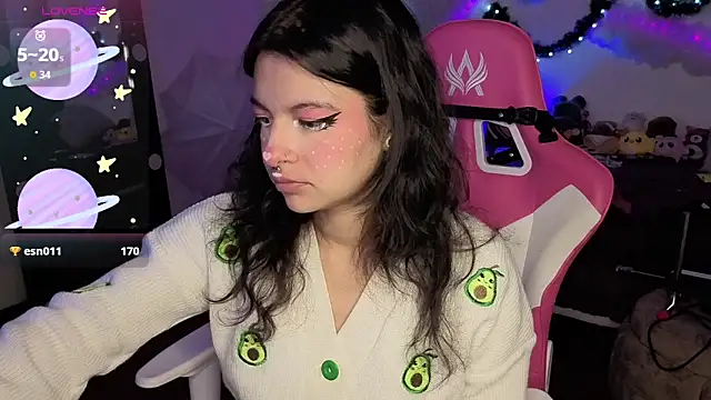 larah uwu online show from December 22, 7:06 pm