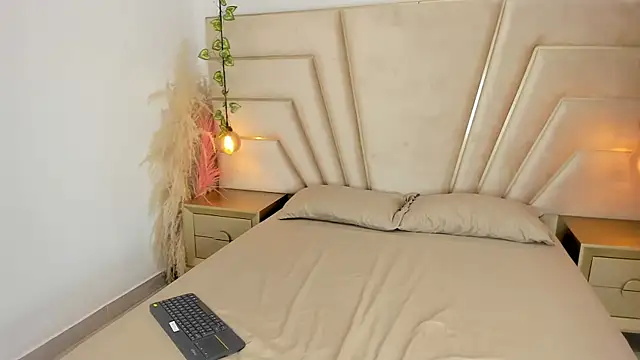 Emily Kurth online show from September 14, 1:03 am