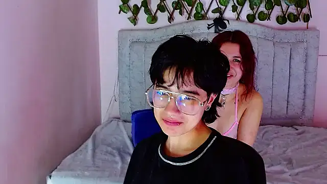 katalinathxandbritney1 online show from December 15, 4:40 am