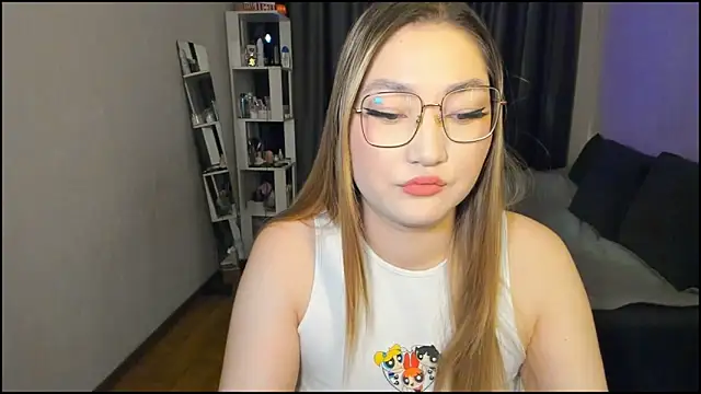 lyra x online show from April 7, 9:39 pm